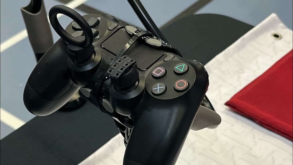 Thumb soldiers kit with a PS4 controll
